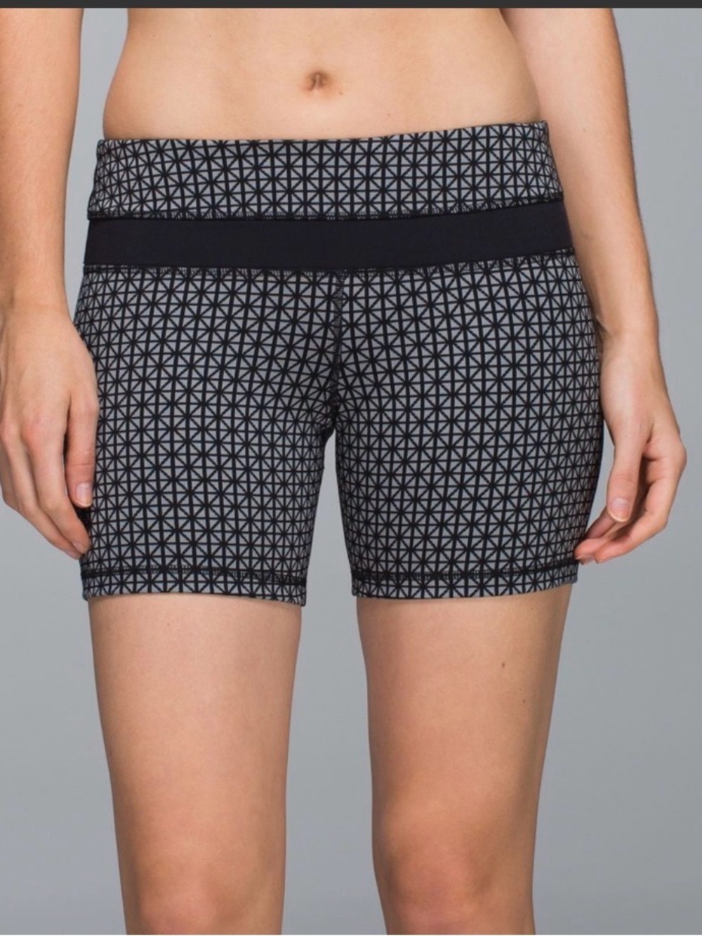 Lululemon Groove Short *Full-On
Luon (Regular)
Tri Geo Silver Spoon Black / Blac